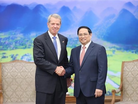 Le Premier ministre Pham Minh Chinh (à droite) et le gouverneur de l’État du Nebraska, des États-Unis, Jim Pillen, en visite de travail au Vietnam. Photo : VNA.