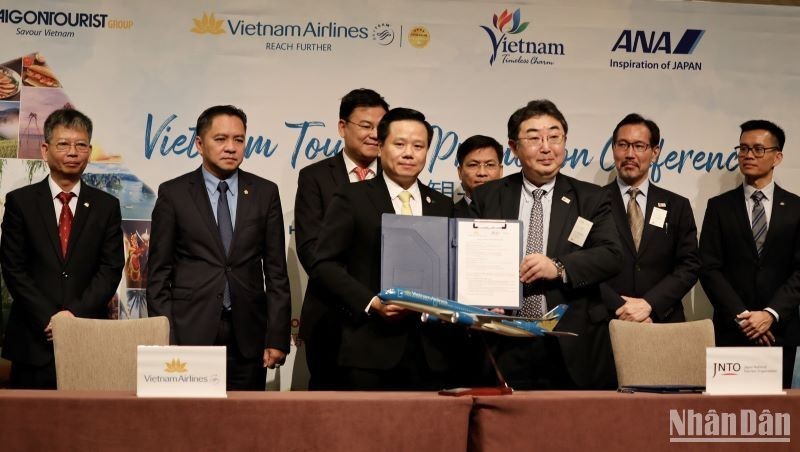 Vietnam Airlines et l'Agence japonaise de promotion du tourisme (JNTO) signnt un accord de coopération pour promouvoir le tourisme entre les deux pays. Photo: NDEL.