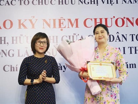 La consule générale de Malaisie à Ho Chi Minh-Ville, Wong Chia Chiann (droite) s'est vue décernée l’insigne "Pour la paix et l'amitié entre les nations". Photo : VNA