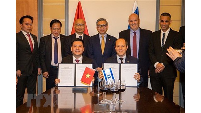 La signature de la déclaration pour acherver des négociations de leur Accord de libre-échange Vietnam - Israël (VIFTA) le 2 avril 2023. Photo : VNA.