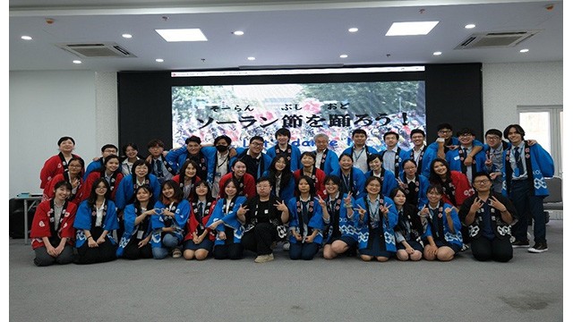 Les étudiants de l'Académie diplomatique et des partenaires d’enseignement du japonais du Fond d'échange international du Japon au Vietnam. Photo : baoquocte.vn