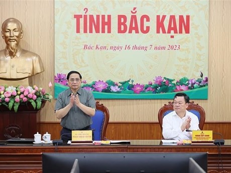 Le Premier ministre Pham Minh Chinh (gauche) lors de la séance de travail. Photo: VNA