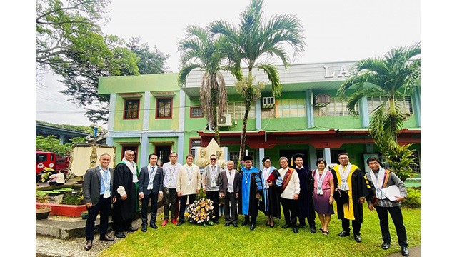 La délégation de l'Association d'amitié Vietnam - Philippines rend visite à l’Université polytechnique de Laguna. Photo : thoidai.com.vn