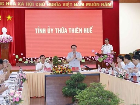 Le Président de l'AN travaille avec la permanence du Comité du Parti de Thua Thiên Huê. Photo: VNA