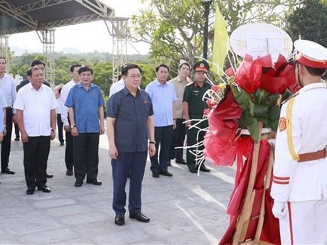 Le Président de l'Assemblée nationale rend hommage aux héros morts pour la Patrie à Thua Thiên Huê. Photo: VNA