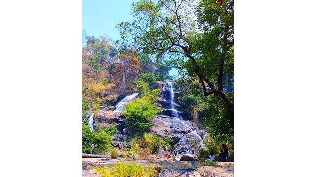 Les visiteurs à la cascade de Kôi To dans province de Kon Tum. Photo : baoquocte.vn 