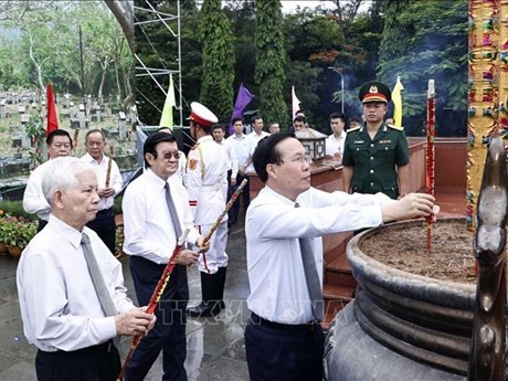 Le Président Vo Van Thuong et d'autres dirigeants et anciens dirigeants du Parti et de l'État sont venus rendre hommage, le 19 juillet, aux héros morts pour la Patrie à Côn Dao. Photo : VNA.