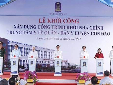 Le Président Vo Van Thuong à la cérémonie de mise en chantier d'un centre de médecine militaire et civile à Côn Dao. Photo : VNA.