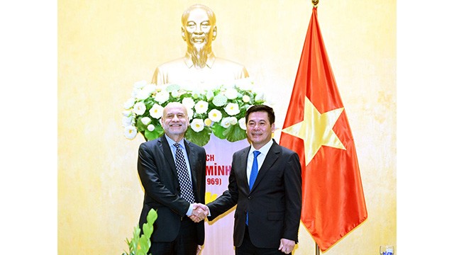 Le ministre vietnamien de l’Industrie et du Commerce, Nguyên Hông Diên (à droite), et l’ambassadeur d’Italie au Vietnam, Antonio Alessandro (à gauche). Photo : moit.gov.vn