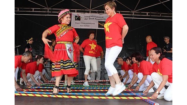 La performance de danse « sạp » (danse au boubou) lors de la Fête d’été en Allemagne. Photo : VNA.