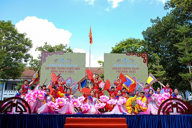 Un numéro artistique lors de la cérémonie d'ouverture du camp des adolescents d’Asie du Sud-Est 2023. Photo : Vietnam - Camp de jeunes de l'ASEAN 2023. 