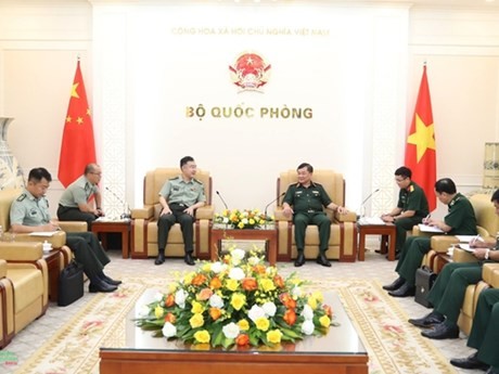 Le vice-ministre vietnamien de la Défense, le général de corps d’armée Hoàng Xuân Chiên (à droite) reçoit l'attaché de défense de la Chine au Vietnam, le colonel Pan Tao. Photo : VNA.