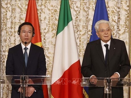 Le Président vietnamien, Vo Van Thuong (à gauche) et son homologue italien, Sergio Mattarella, lors de la conférence de presse à l’issue de leur entretien, à Rome, le 26 juillet. Photo : VNA.