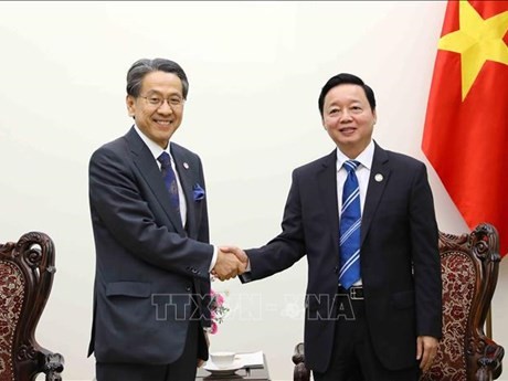 Le Vice-Premier ministre Trân Hông Hà (à droite) et le conseiller spécial du Cabinet du Japon et directeur général, président du conseil d’administration de JBIC, Maeda Tadashi. Photo : VNA.