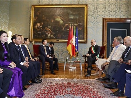 Le Président du Vietnam, Vo Van Thuong, (à gauche) rencontre le maire de Rome, Roberto Gualtieri. Photo : VNA.