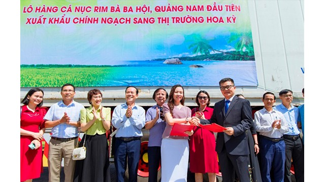 La cérémonie d'expédition du premier lot de maquereau mijoté en conserve de Quang Nam vers le marché américain. Photo : congthuong.com.vn