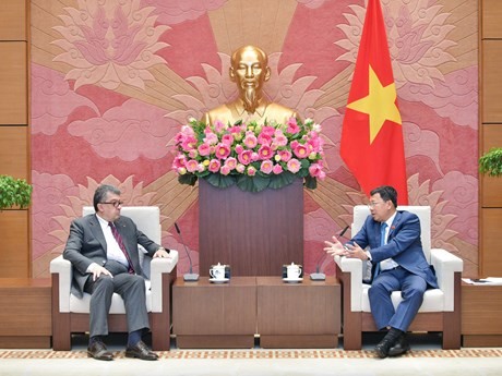 Le président de la Commission des Relations extérieures de l'Assemblée nationale vietnamienne, Vu Hai Hà, (à droite) a reçu le 2 août à Hanoï l'ambassadeur d'Arménie au Vietnam, Vahram Kazhoyan. Photo : quochoi.vn