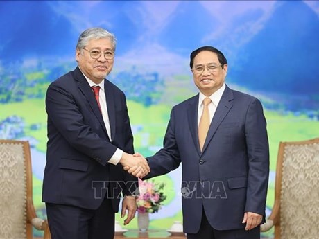 Le Premier ministre vietnamien, Pham Minh Chinh (à droite), et le ministre philippin des Affaires étrangères, Enrique A. Manalo. Photo : VNA.