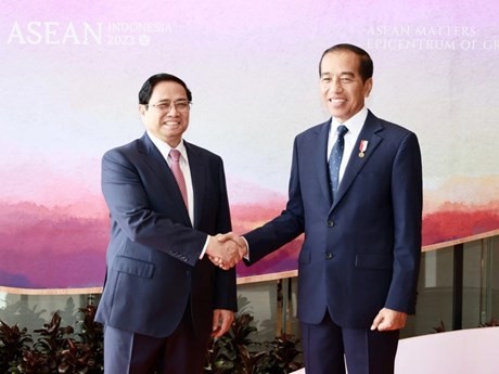 Le Premier ministre vietnamien, Pham Minh Chinh (à gauche) rencontre le Président indonésien, Joko Widodo, à l'occasion du 42e sommet de l'ASEAN à Labuan Bajo, Indonésie en mai 2023. Photo : VNA.