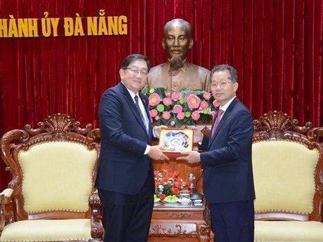Le secrétaire du Comité populaire de la ville de Dà Nang, Nguyên Van Quang (à droite) et l'ambassadeur de Malaisie au Vietnam, Dato' Tan Yang Thai. Photo : VNA.