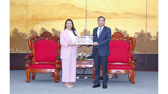 Le président du Comité populaire de la ville de Dà Nang, Lê Trung Chinh (à droite) et la maire d’Oakland, Seng Thao (à gauche). Photo: baodautu.vn
