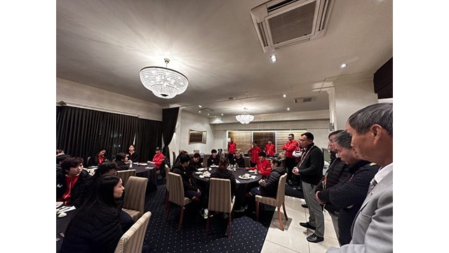 Les dirigeants de la VFF ont apprécié les efforts et la détermination des joueuses et du sélectionneur Mai Duc Chung. Photo: VFF