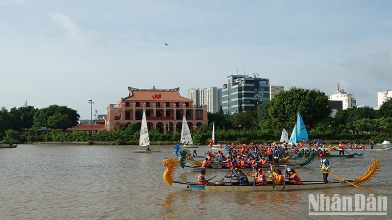 Une course de bateaux traditionnelle sur la rivière. Photo : NDEL.