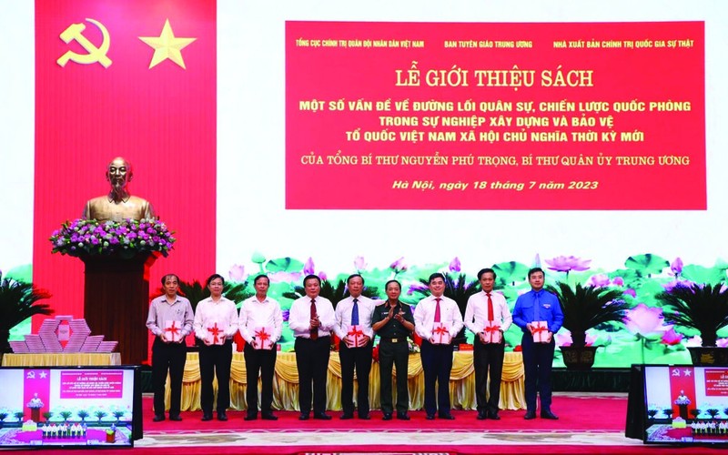 Cérémonie de présentation du livre du Secrétaire général Nguyên Phu Trong sur la politique militaire et la stratégie de défense du Vietnam, le 18 juillet à Hanoï. Photo : VNA/CVN. 