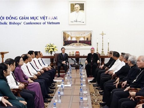 Le Président Vo Van Thuong (à gauche) rend visite à la Conférence des évêques catholiques du Vietnam. Photo : VNA.