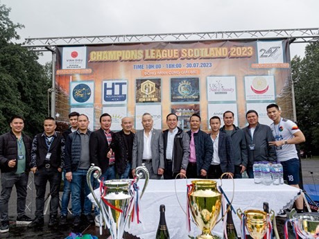 Le Comité d'organisation du tournoi de football « Champions League Scotland 2023 ». Photo: VNA 