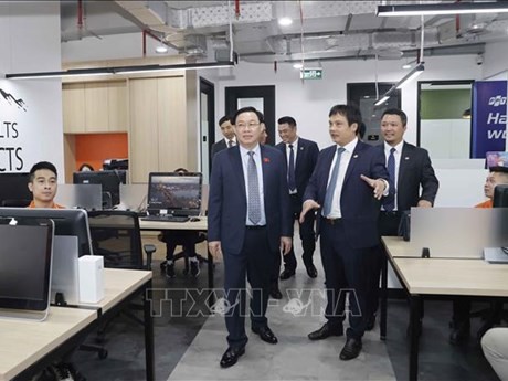 Le Président de l'AN Vuong Dinh Huê (à gauche) visite le bureau du FPT en Indonésie. Photo : VNA.