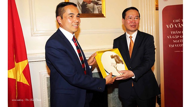 Le Président de Vo Van Thuong présente le 5 mai 2023 à Londres un cadeau de souvenir au professeur et docteur Nguyên Xuân Huân, président des intellectuels vietnamiens au Royaume-Uni et en Irlande. Photo : Nguyên Xuân Huân.