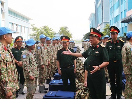 Le général de corps d'armée Hoang Xuân Chiên, vice-ministre de la Défense et les membres membres de l’Unité de génie militaire no 2 participant à la Force intérimaire de sécurité des Nations Unies pour Abiyé (FISNUA). Photo: VNA