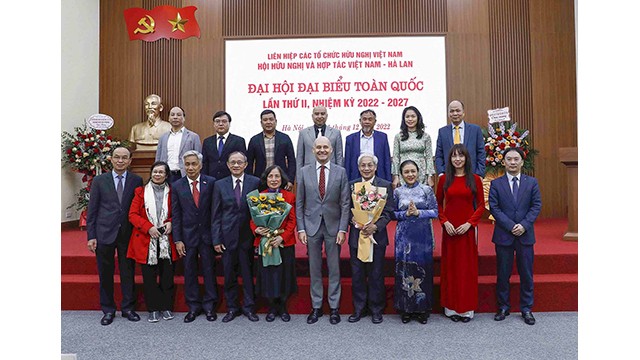 L'ambassadrice Nguyên Phuong Nga (3e de droite à gauche) et le comité executif de l'Association d'Amitié et de Coopération Vietnam - Pays-Bas pour le mandat 2022 - 2027, le 21 décembre 2022 à Hanoï. Photo : VNA.
