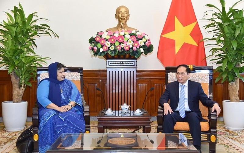 Le ministre des Affaires étrangères Bùi Thanh Son (à droite) et l’ambassadrice du Bangladesh au Vietnam, Samina Naz (à gauche). Photo : dangcongsan.vn