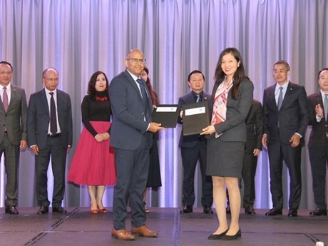 Le vice-Premier ministre Trân Hông Ha assiste à la signature de l'accord de coopération entre Vietnam Airlines et Expedia Group Media Solutions. Photo : VNA.
