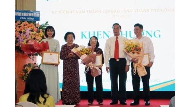 Le général Lê Hông Anh, ancien membre du Bureau politique (4e de gauche à droite) et l’ancienne Vice-Présidente du Vietnam, Truong My Hoa (2e de gauche à droite) lors de l'événement. Photo : hanoimoi.vn 