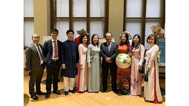 L'ambassadeur Thai Xuân Dung, vice-président du Comité de l'ASEAN (4e de droite à gauche) et la délégation vietnamienne lors de l'événement. Photo : baoquocte.vn