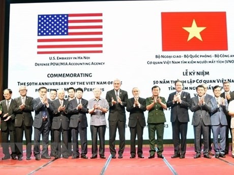 Les délégués participant à la célébration des 50 ans de l'Agence vietnamienne pour la recherche des personnes disparues (VNOSMP) et des 35 ans de l'opération conjointe pour la recherche des Américains portés disparus pendant la guerre au Vietnam (MIA). Photo : VNA