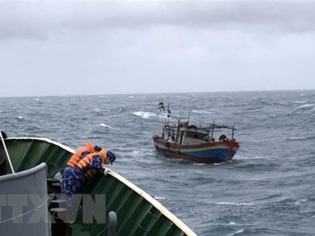Le navire CSB 8003 s'est approché, remorquant le bateau de pêche NA 94583 TS dans des conditions de vent fort. Photo: VNA