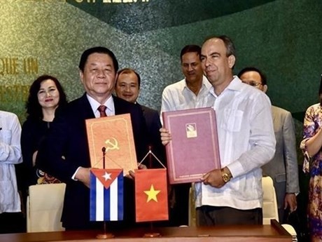 Nguyen Trong Nghia et Rogelio Polanco Fuentes signent un accord de coopération . Photo: VNA