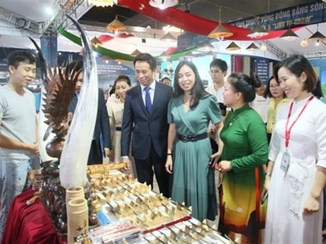 Des représentants des agences de Hanoï et de Quang Ninh visitent les stands de l'exposition. Photo : VNA