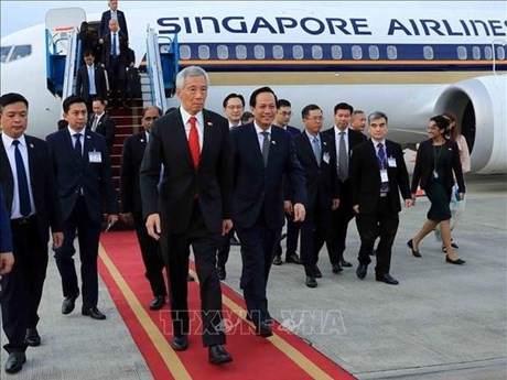 Le Premier ministre singapourien, Lee Hsien Loong, et sa suite sont arrivés dimanche après-midi 27 août à Hanoi. Photo : VNA.