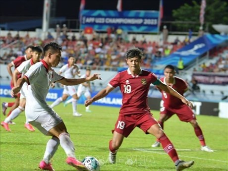 La finale entre l'équipe vietnamienne et son adversaire indonésien. Photo : VNA.
