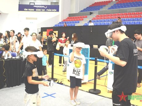  Une série d'activités créatives et interactives dans le domaine des STEAM lors du STEAM Discovery Festival. Photo : qdnd.vn