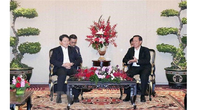 Le président du Comité populaire de Hô Chi Minh-Ville, Phan Van Mai (à droite) et le président de l’Association nationale chinoise pour la recherche sur l’édification du Parti de Chine, Ly Zhiyong (à gauche). Photo: VNA