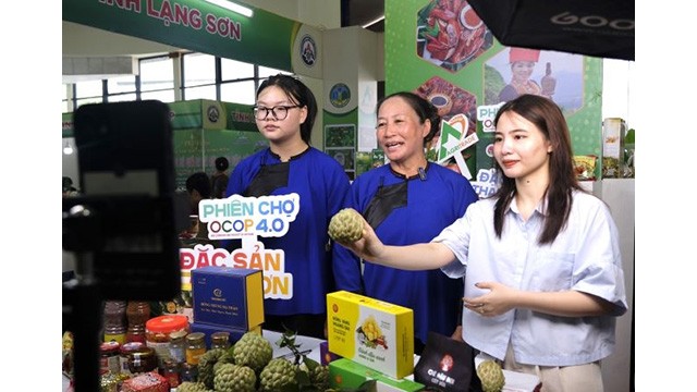 Les livestreams shopping lors de la Foire OCOP. Photo : dangcongsan.vn