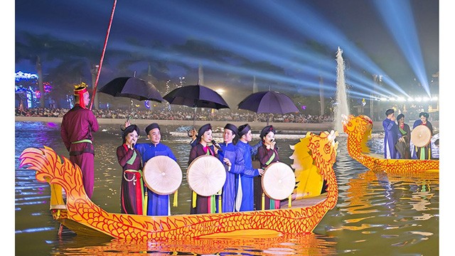 Un spectacle de chant « Quan họ » sur un bateau. Photo : VOV.