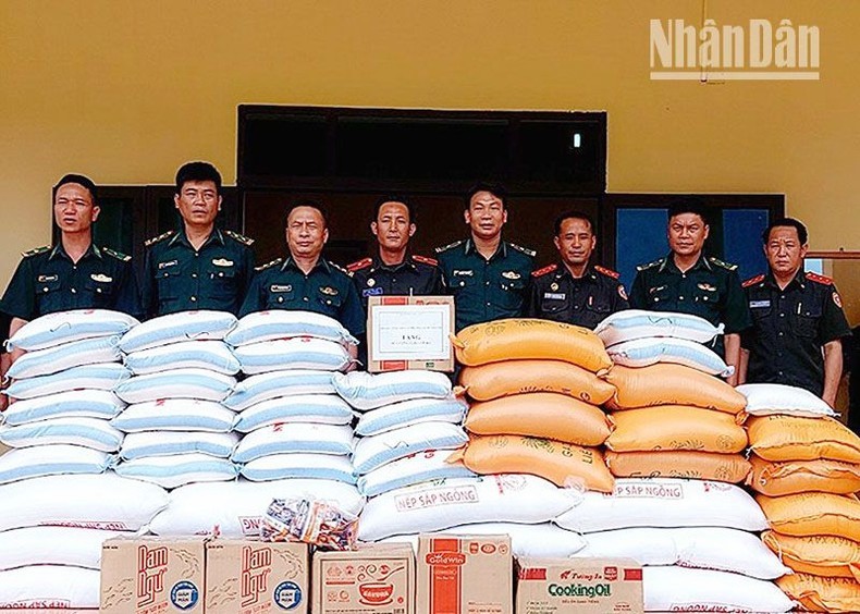 La remise du don de 2 tonnes de riz gluant aux gardes-frontières 213 du commandement militaire de la province de Houaphan du Laos. Photo : NDEL.