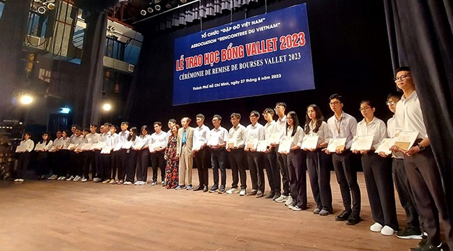 La cérémonie de remise des bourses aux étudiants excellents du Sud. Photo : thoidai.com.vn